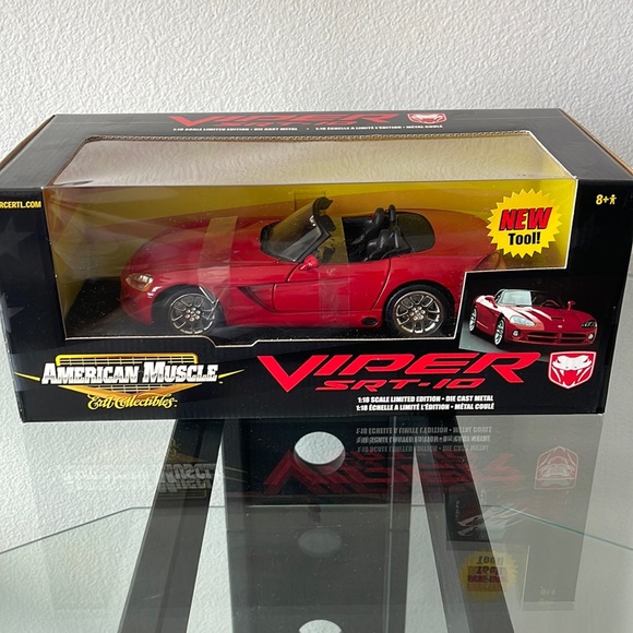 1/18 Red American Muscle Dodge Viper SRT-10 - Picture 1 of 3